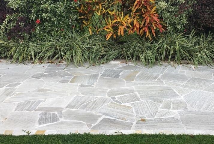 Gobi White, Flagstones