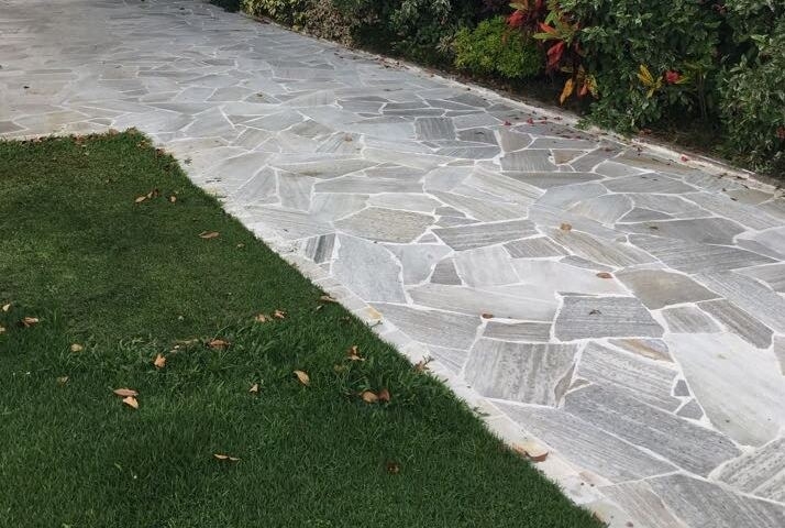 Gobi White, Flagstones