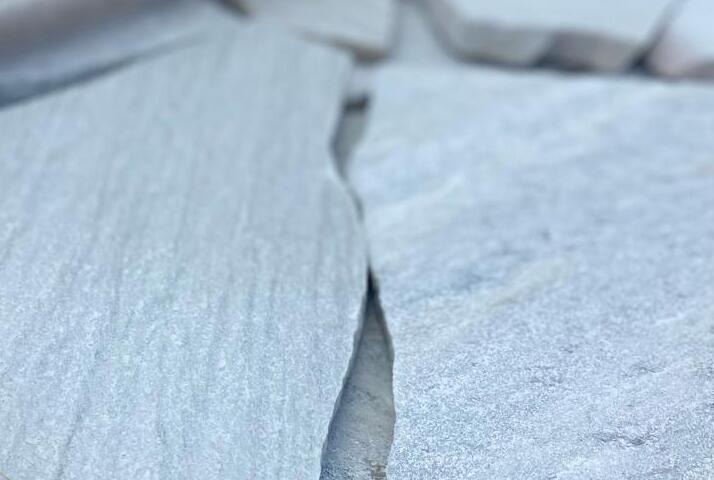 Gobi White, Flagstones